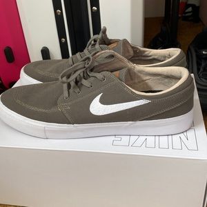 Sold-Nike Stefan janoski men’s size 12
